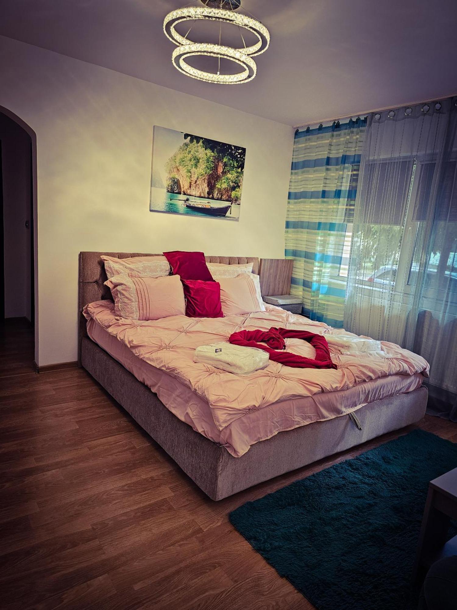 Mony Apartaments Roman Esterno foto