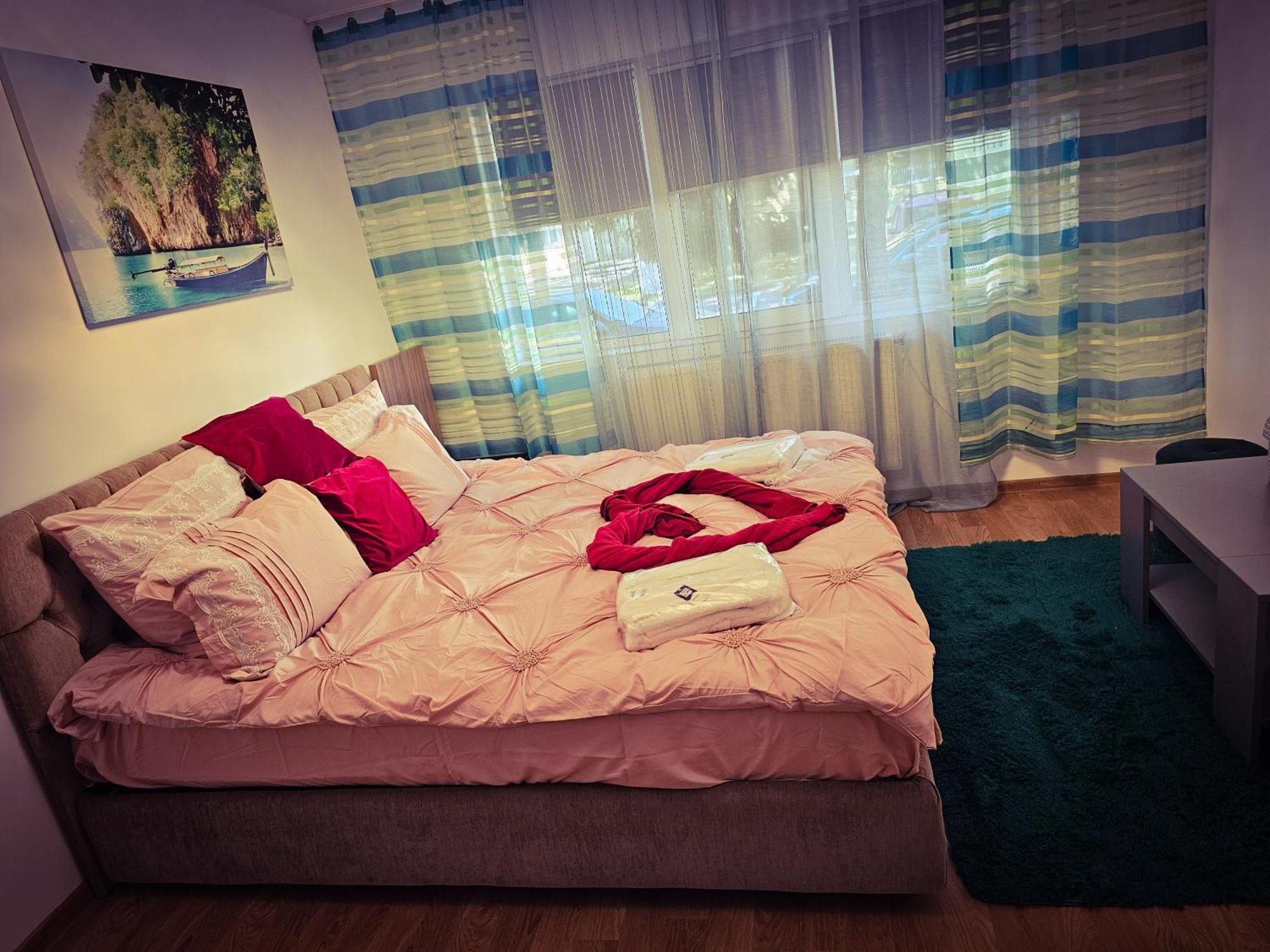 Mony Apartaments Roman Esterno foto
