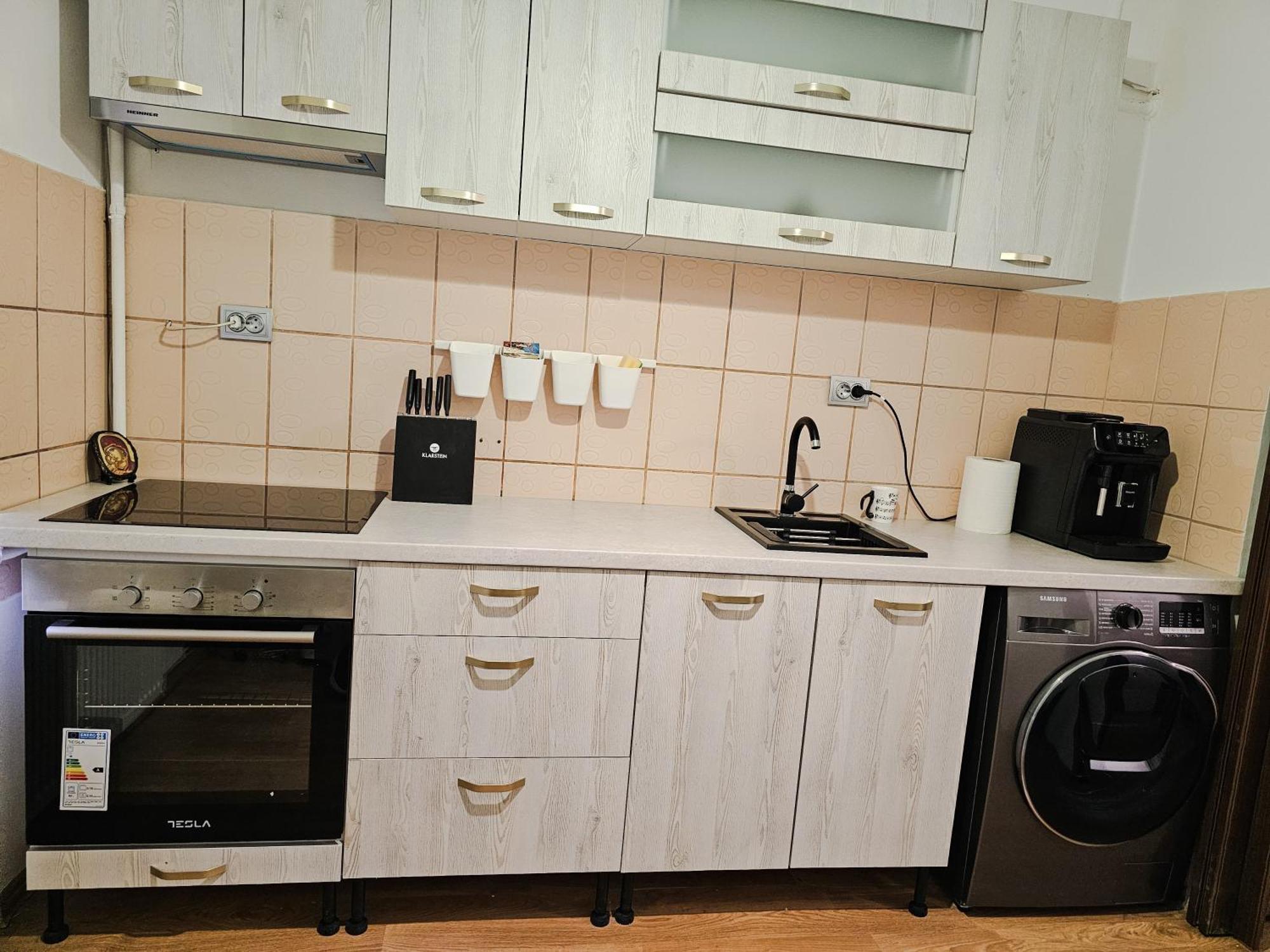 Mony Apartaments Roman Esterno foto