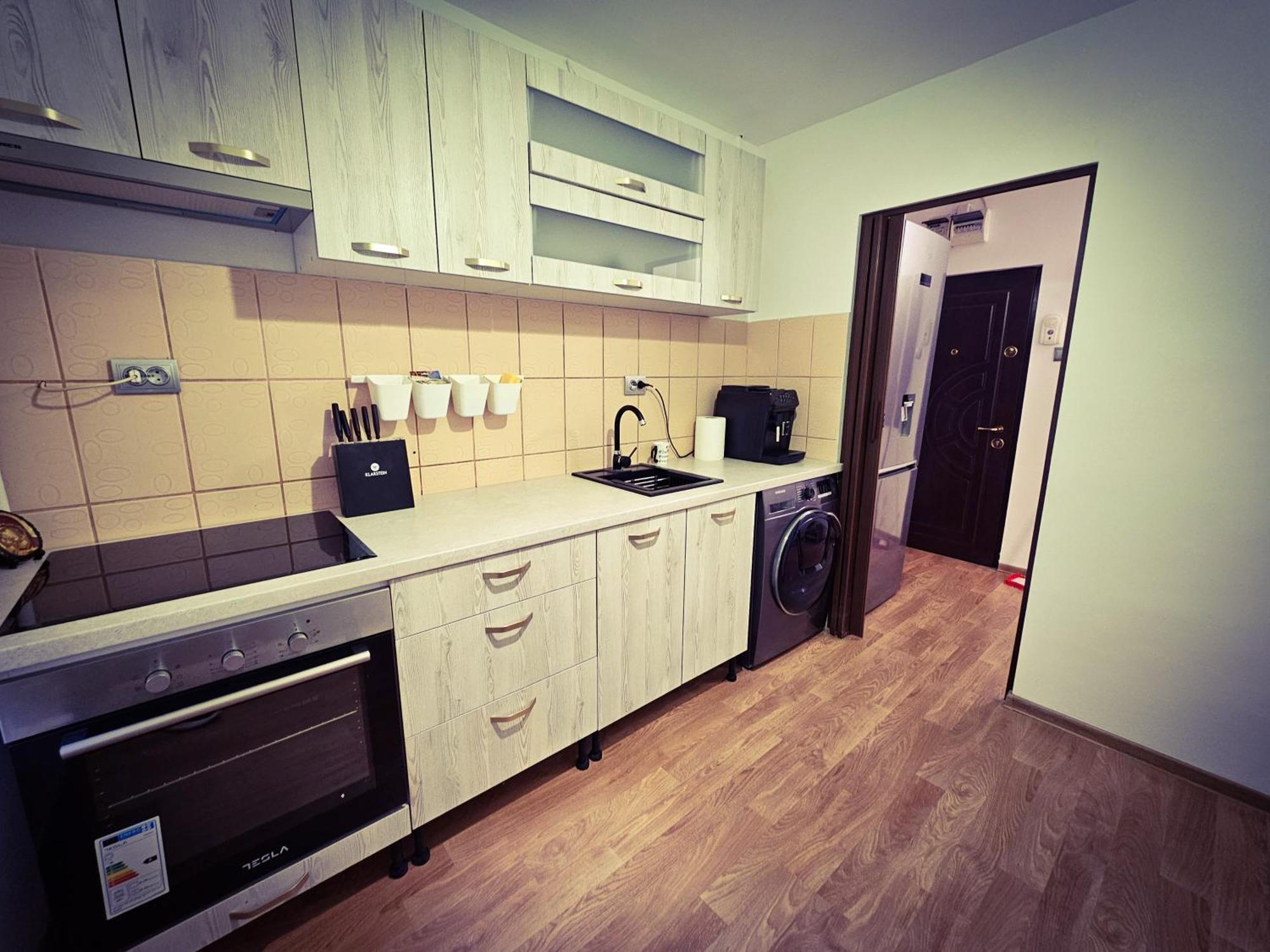 Mony Apartaments Roman Esterno foto