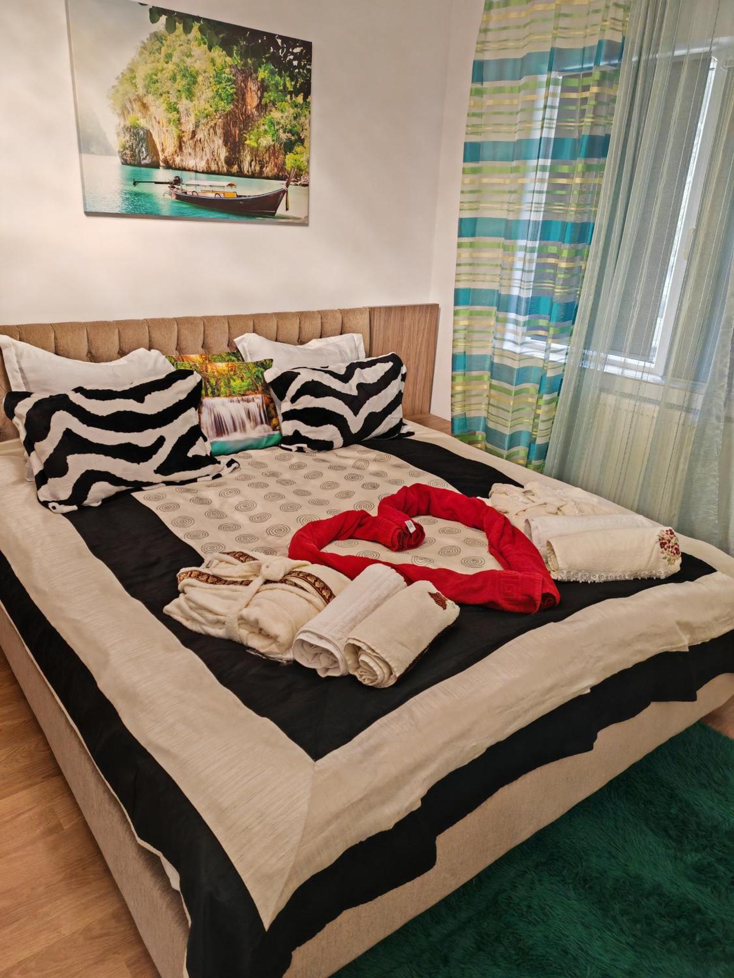 Mony Apartaments Roman Esterno foto