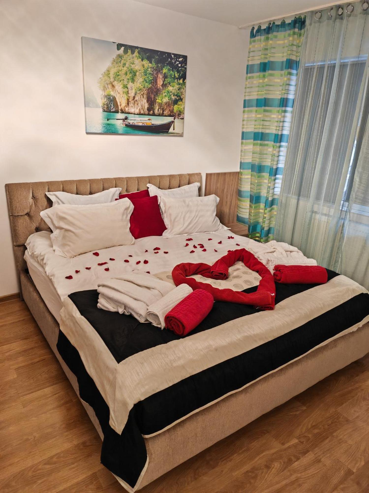 Mony Apartaments Roman Esterno foto