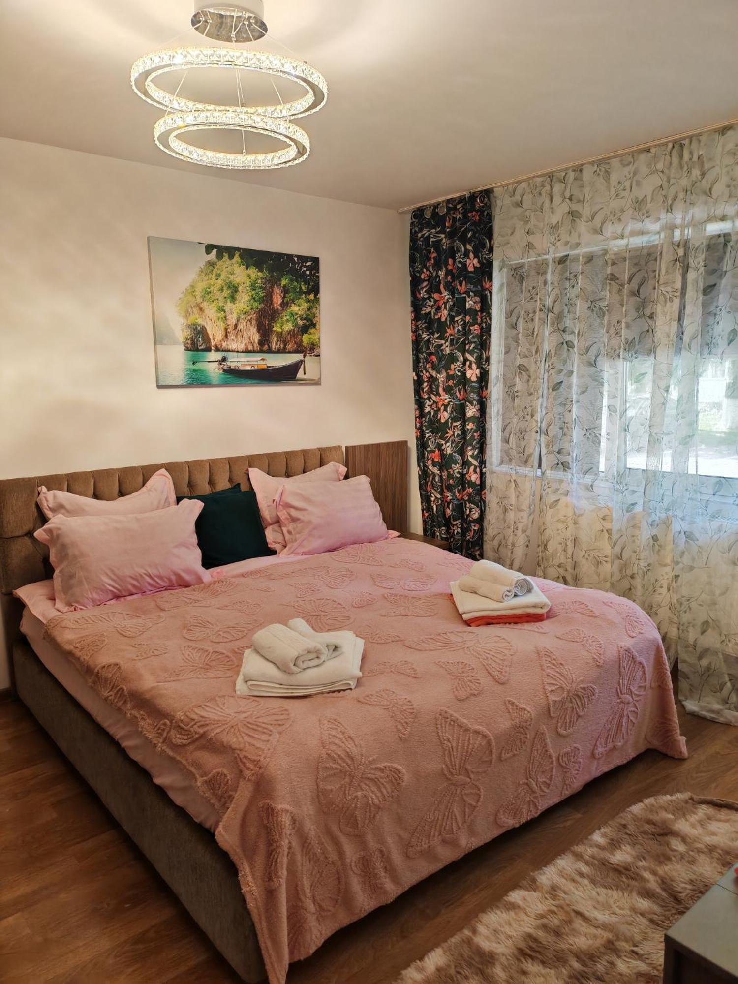 Mony Apartaments Roman Esterno foto